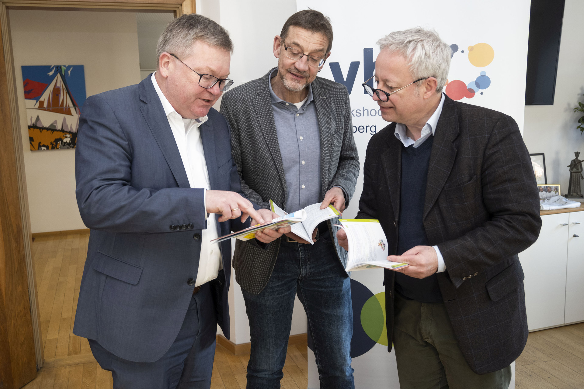 Es gibt viele interessante Angebote im Programm der Volkshochschule Amberg zu entdecken. Von links: Oberbürgermeister Michael Cerny, VHS-Leiter Reiner Volkert und Bildungsreferent Dr. Fabian Kern. Quelle: Stadt Amberg