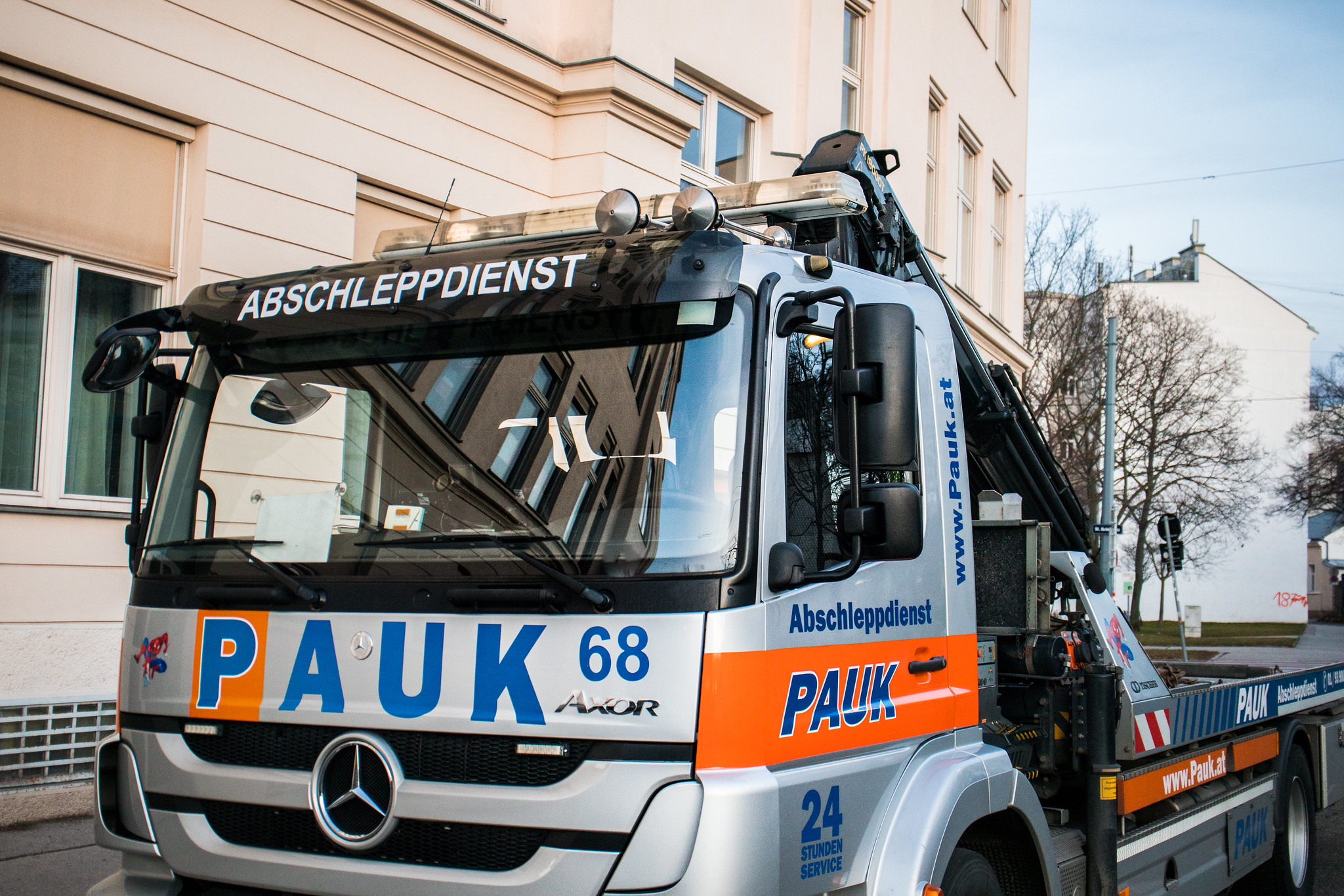 Abschleppfahrzeug mit Flaschen beworfen