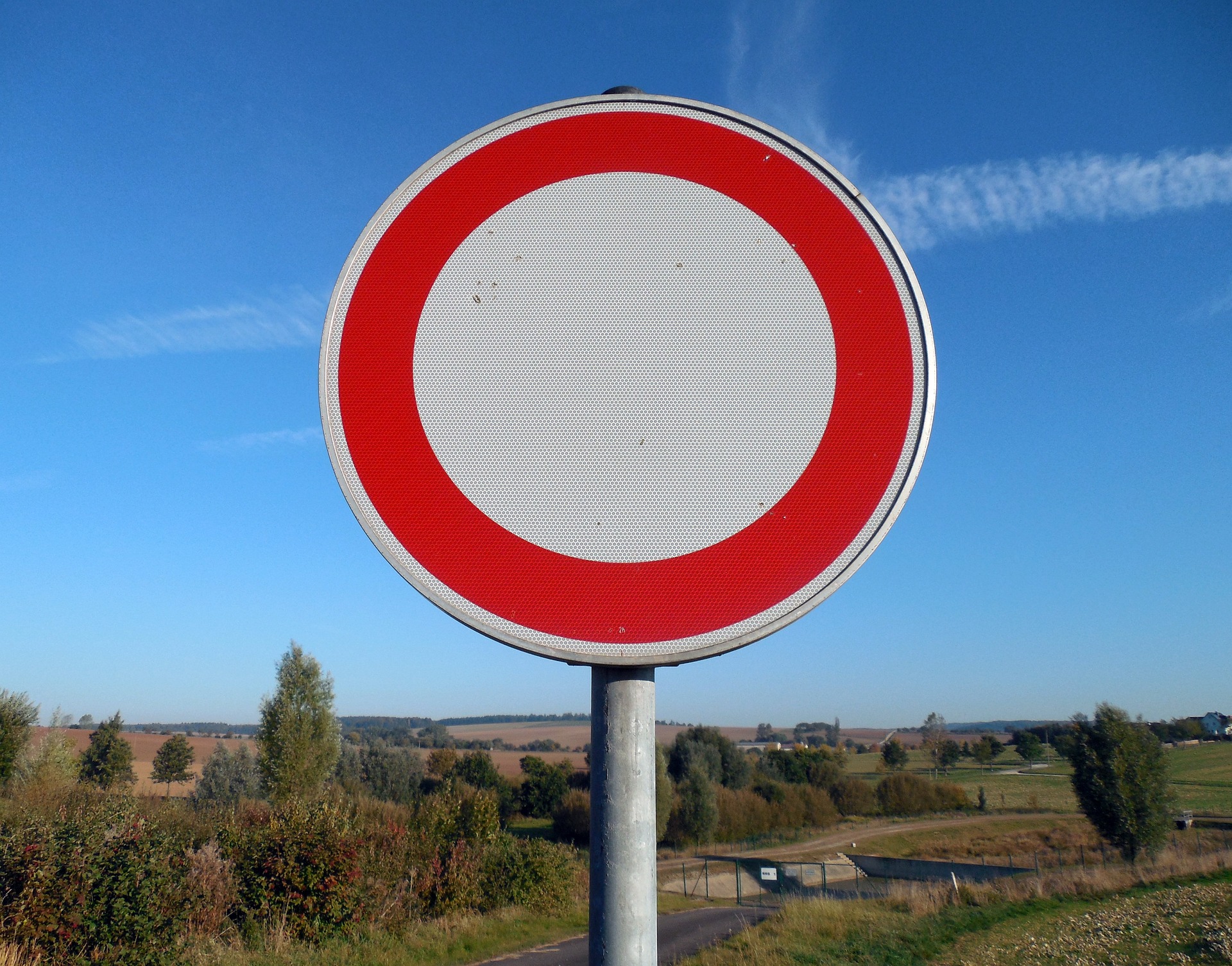 Verkehrszeichen ausgerissen und mitgenommen