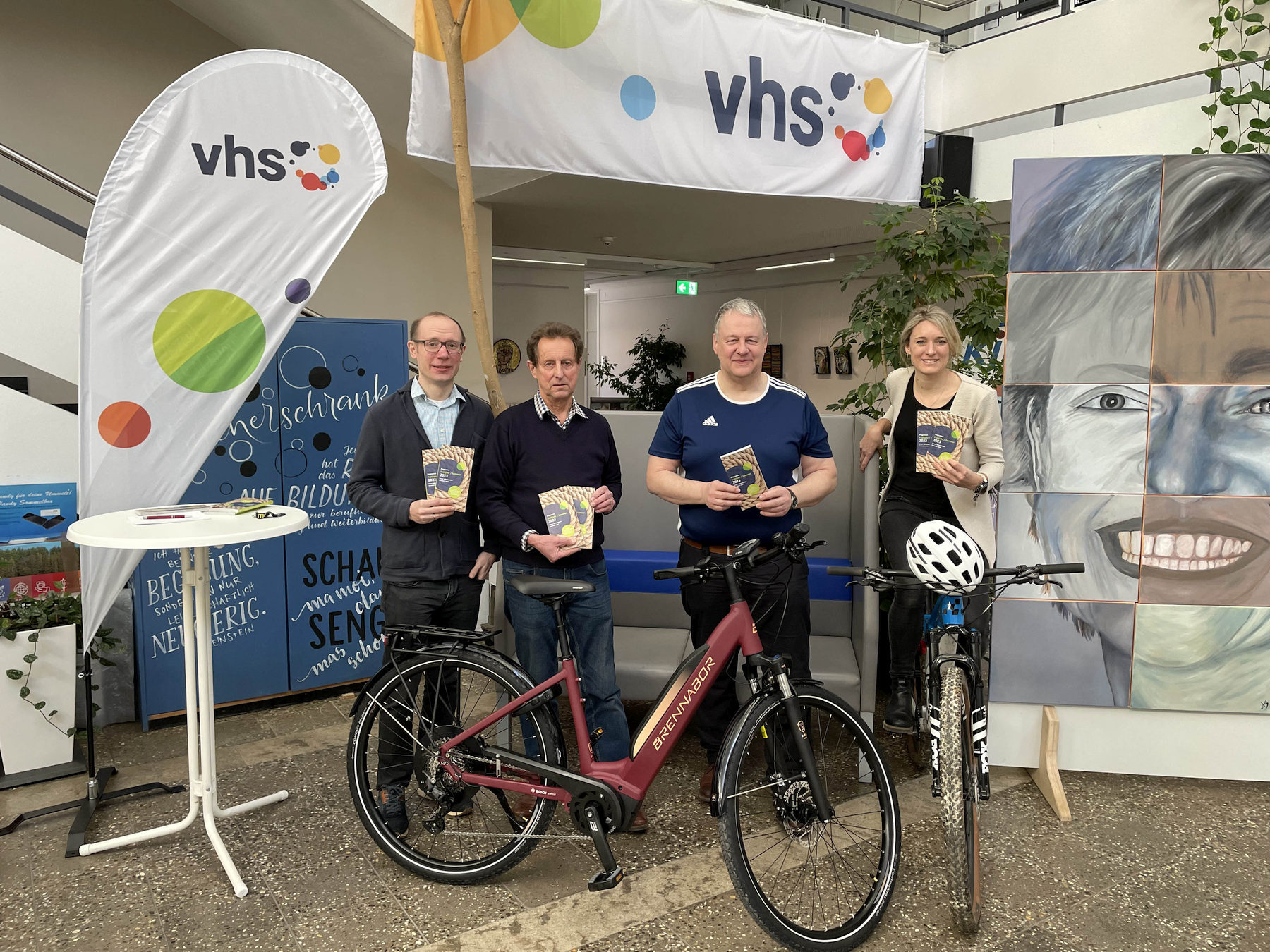 Gemeinsam stellten Thomas Rode (stellv. vhs-Leiter), Herbert Übelacker, Landrat Richard Reisinger und vhs-Chefin Claudia Mai (von links) das neue Programm vor Foto: Joachim Gebhardt