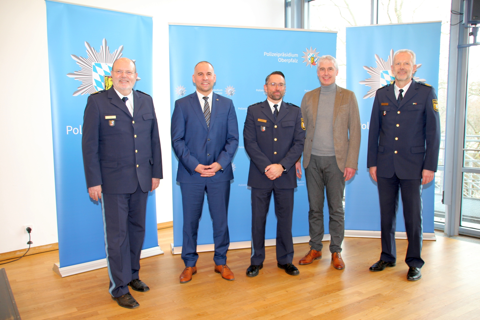 v.l.n.r.: Polizeipräsident Norbert Zink, Kriminaloberrat Andreas Schieder, Polizeidirektor Jürgen Dodell, Erster Kriminalhauptkommissar Thomas Gallei, Polizeivizepräsident Thomas Schöniger Foto: Polizeipräsidium Oberpfalz