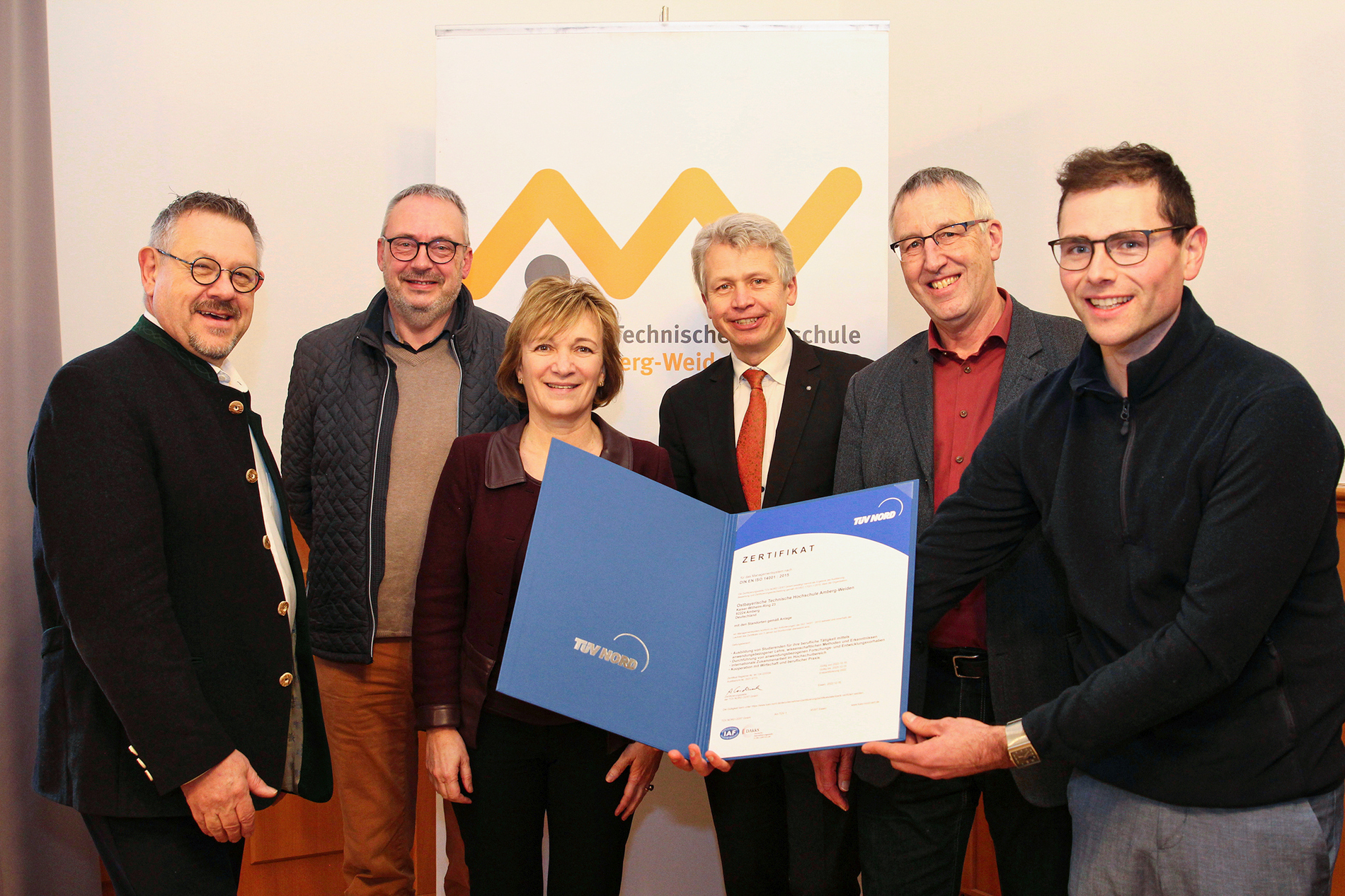 Von links: Rudolf Miller (TÜV Nord), Erwin Wittmann (Technischer Leiter), Vizepräsidentin Prof. Dr. Christiane Hellbach, Hochschulpräsident Prof. Dr. Clemens Bulitta, Prof. Dr. Burkhard Berninger und Georg Klampfl (Umweltmanagementbeauftragter) Foto: Wiesel/OTH Amberg-Weiden