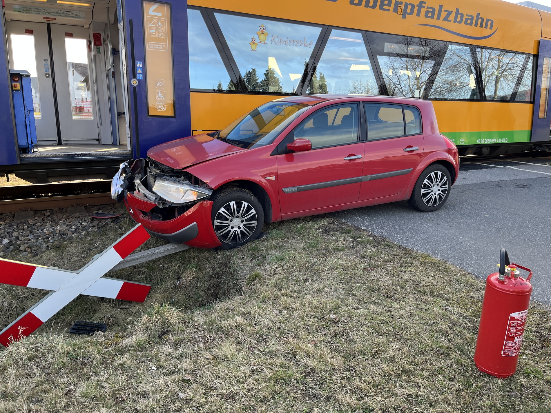 Glimpflich ging der Verkehrsunfall zwischen PKW und Oberpfalzbahn am Montag aus Foto: Kreisbrandinspektion Cham
