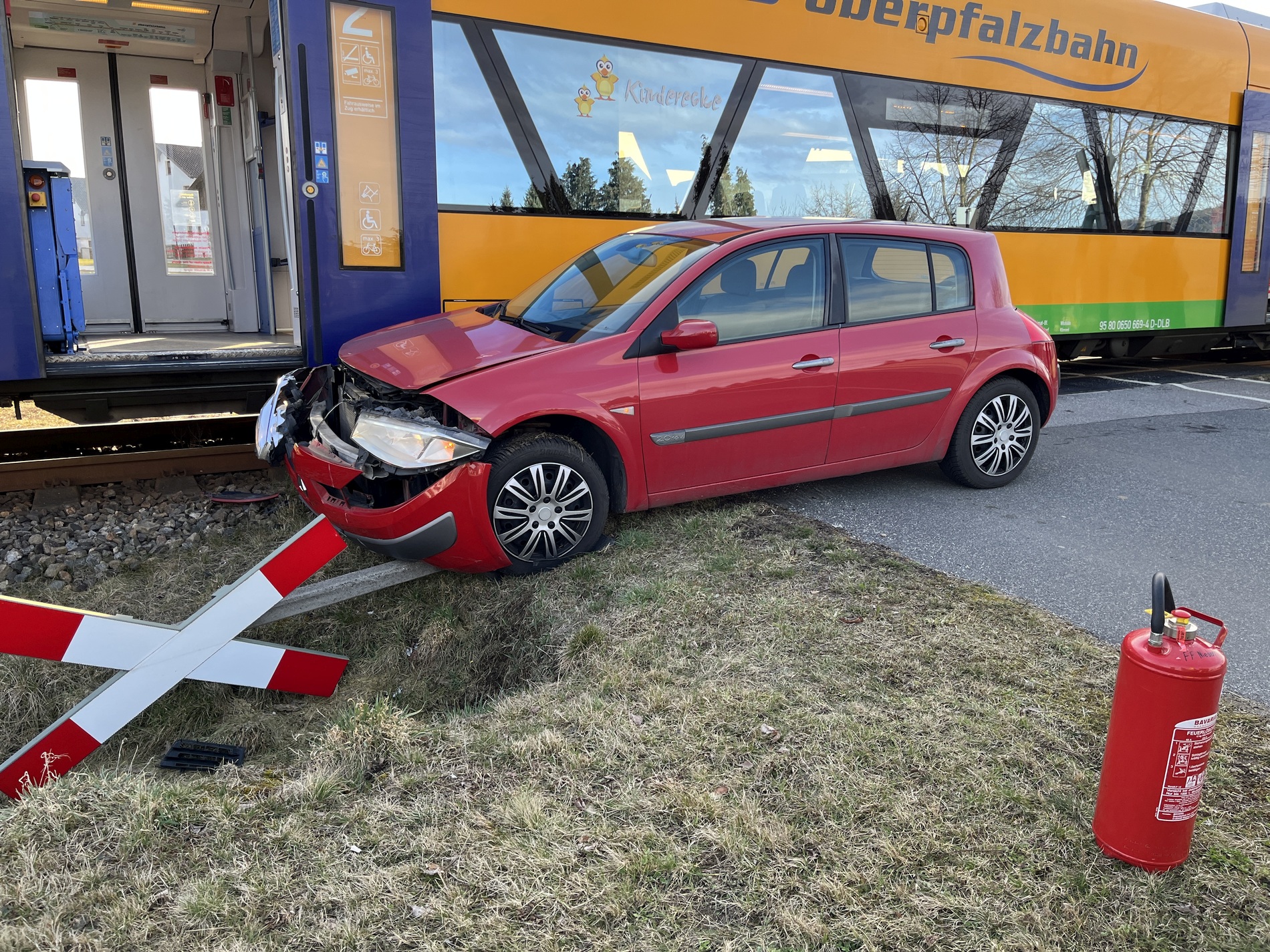 PKW übersieht Regionalzug bei Satzdorf – Runding