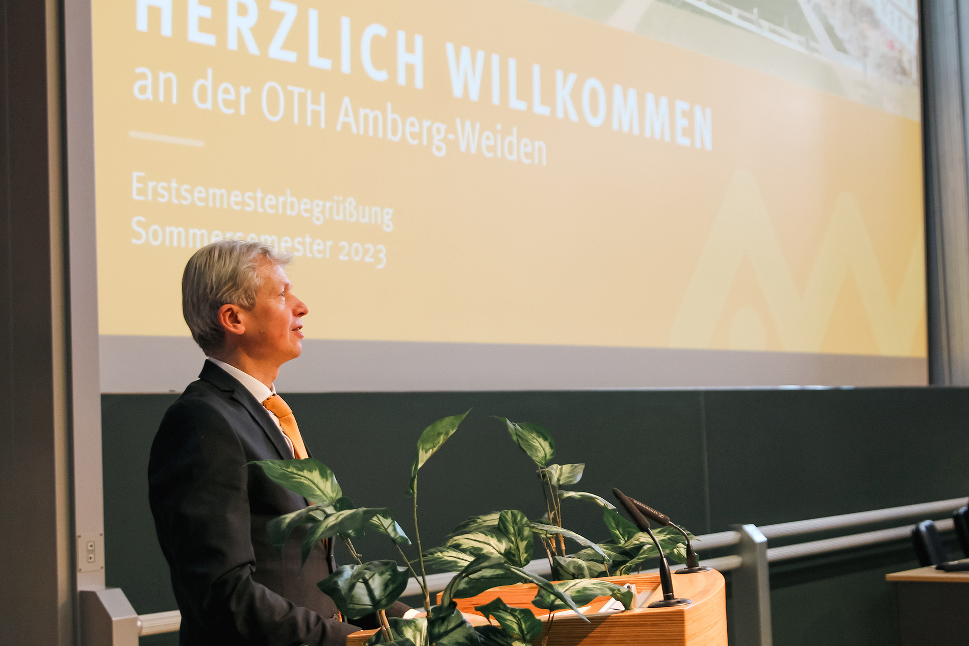Hochschulpräsident Prof. Dr. Clemens Bulitta begrüßt die StudienanfängerInnen im Siemens Innovatorium am Campus Amberg (Quelle: Wiesel/OTH Amberg-Weiden)