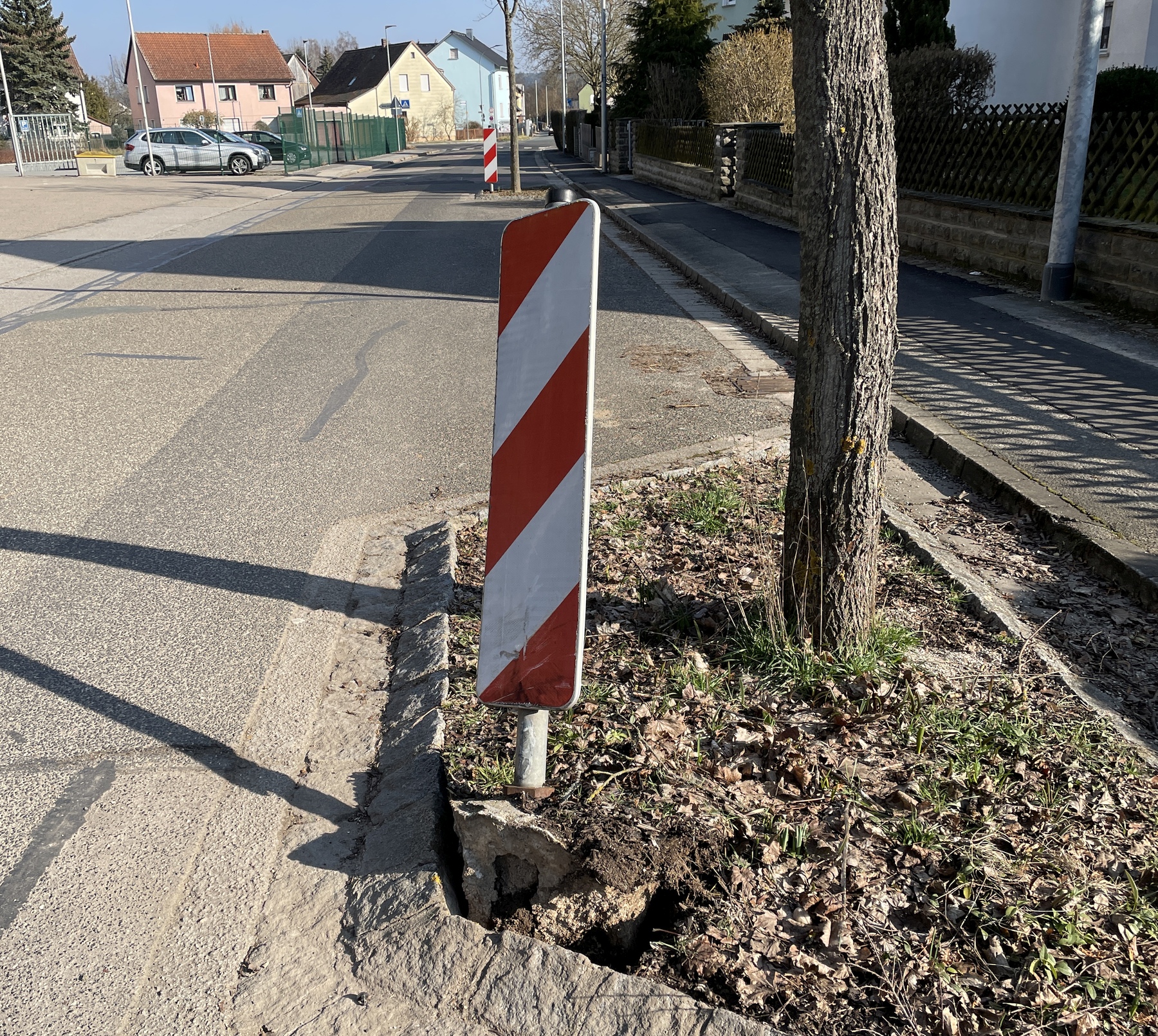 Die einbetonierte Warnbake wurde der Frau zum Verhängnis Foto: Polizei Sulzbach-Rosenberg