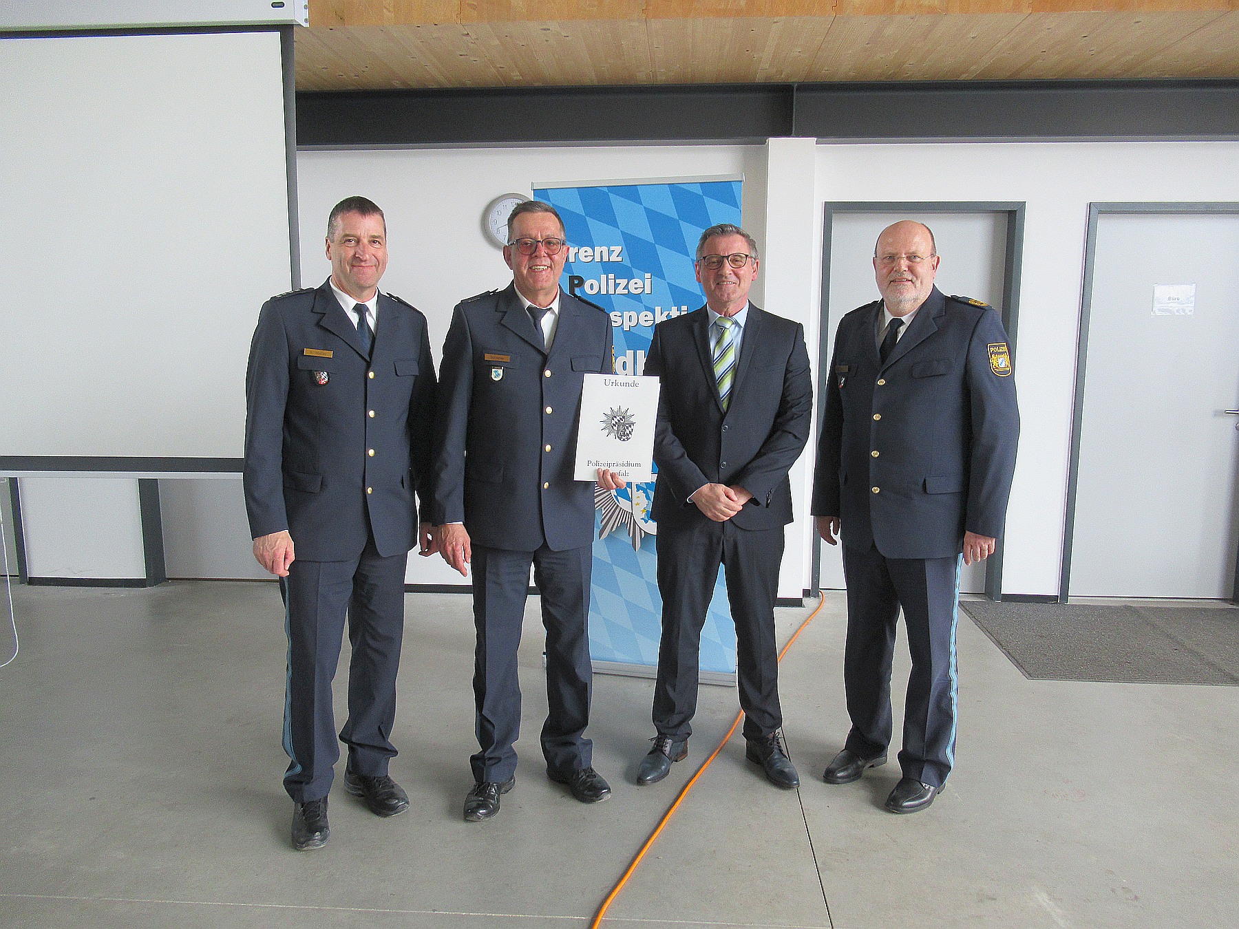 von links nach rechts: Dienststellenleiter EPHK Stefan Moller, stellv. Dienststellenleiter PHK Norbert Schiener, PHK Andreas Lamprecht und Polizeipräsident Norbert Zink.