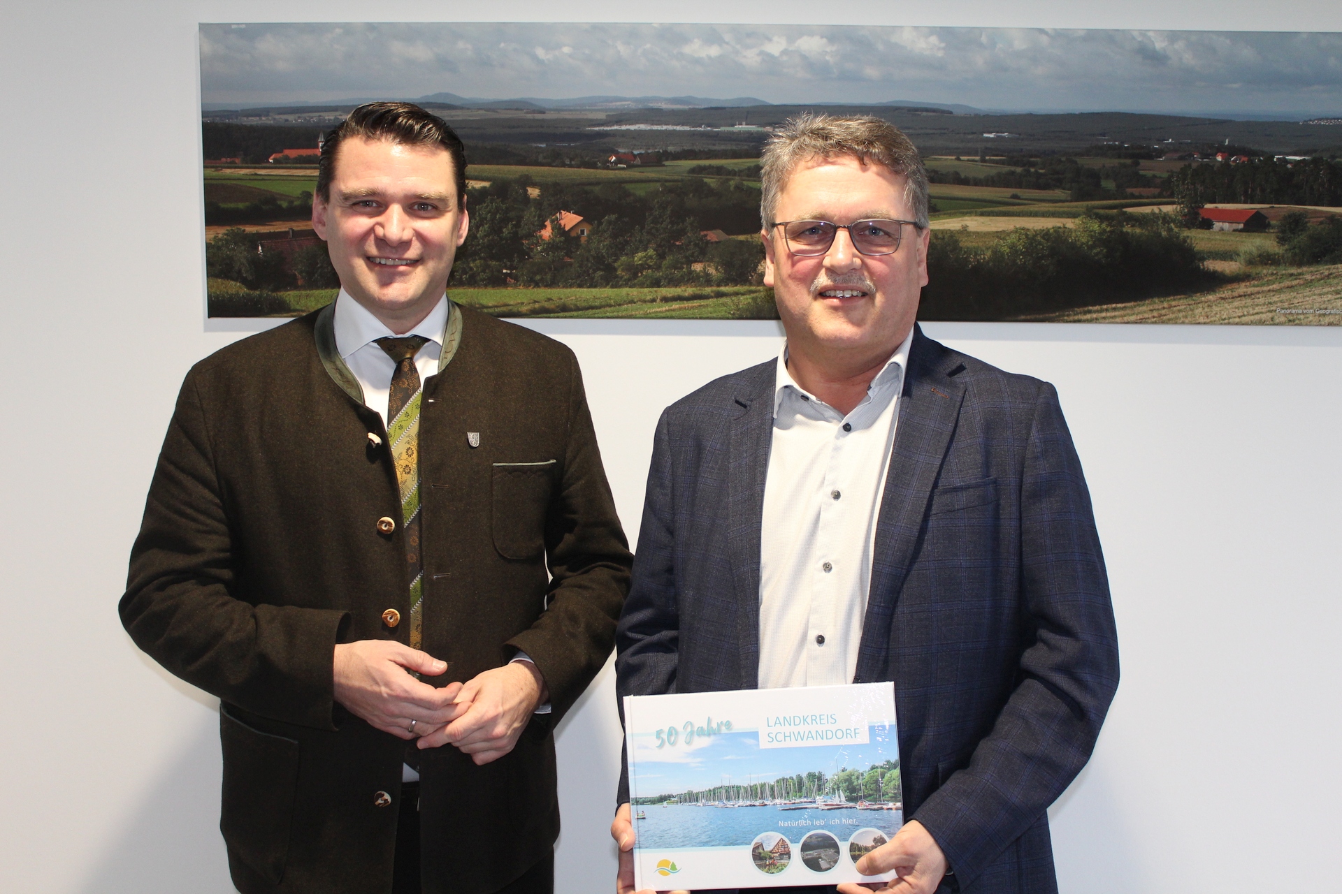 Vermessungsdirektor Christian Schmitz (rechts) stellte sich als neuer Leiter des Vermessungsamts Nabburg bei Landrat Thomas Ebeling vor Foto: Hans Prechtl, Landratsamt Schwandorf