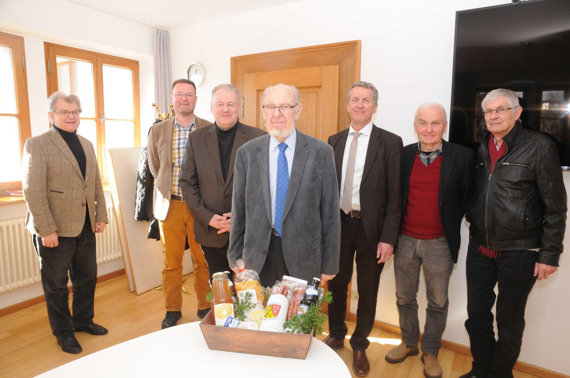 Ein Geschenkkorb zum Abschied: Von links Sebastian Schärl, Florian Junkes, Richard Reisinger, Manfred Klemm, Gerald Haas, Hans-Jürgen Frey und Dr. Hans-Martin Thieringer Foto: Joachim Gebhardt