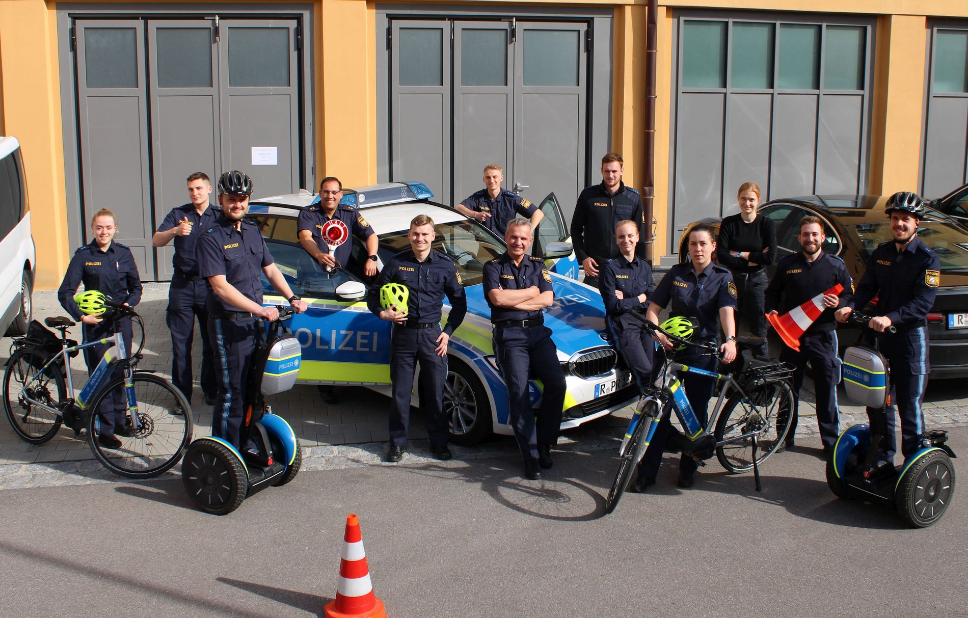 Die Polizeiinspektion Regensburg Süd begrüßt ihre neuen Kollegen