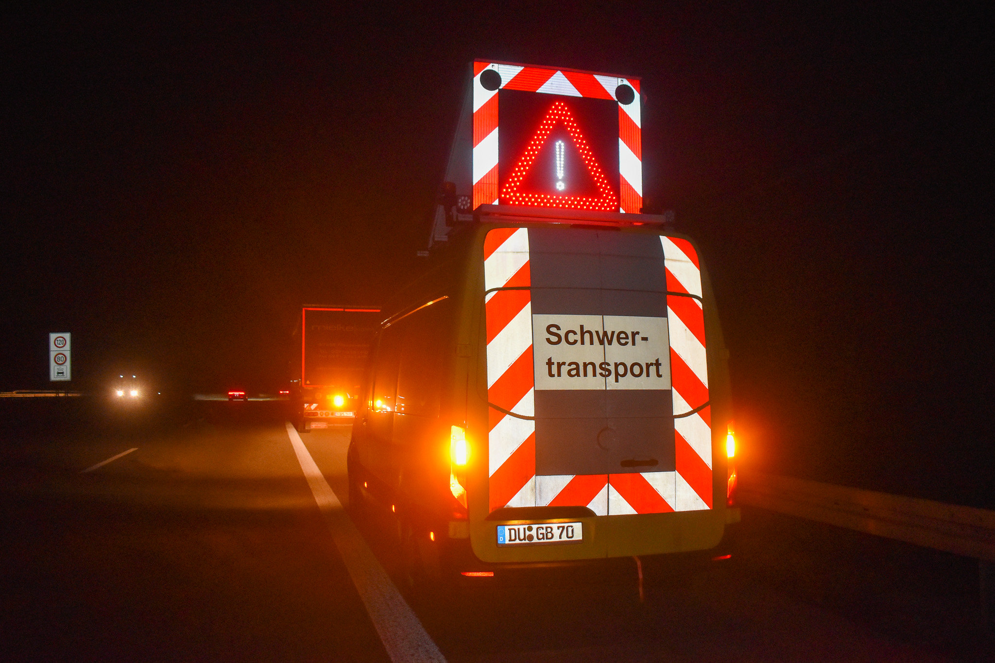 Trotz Verbot Schwertransport überholt