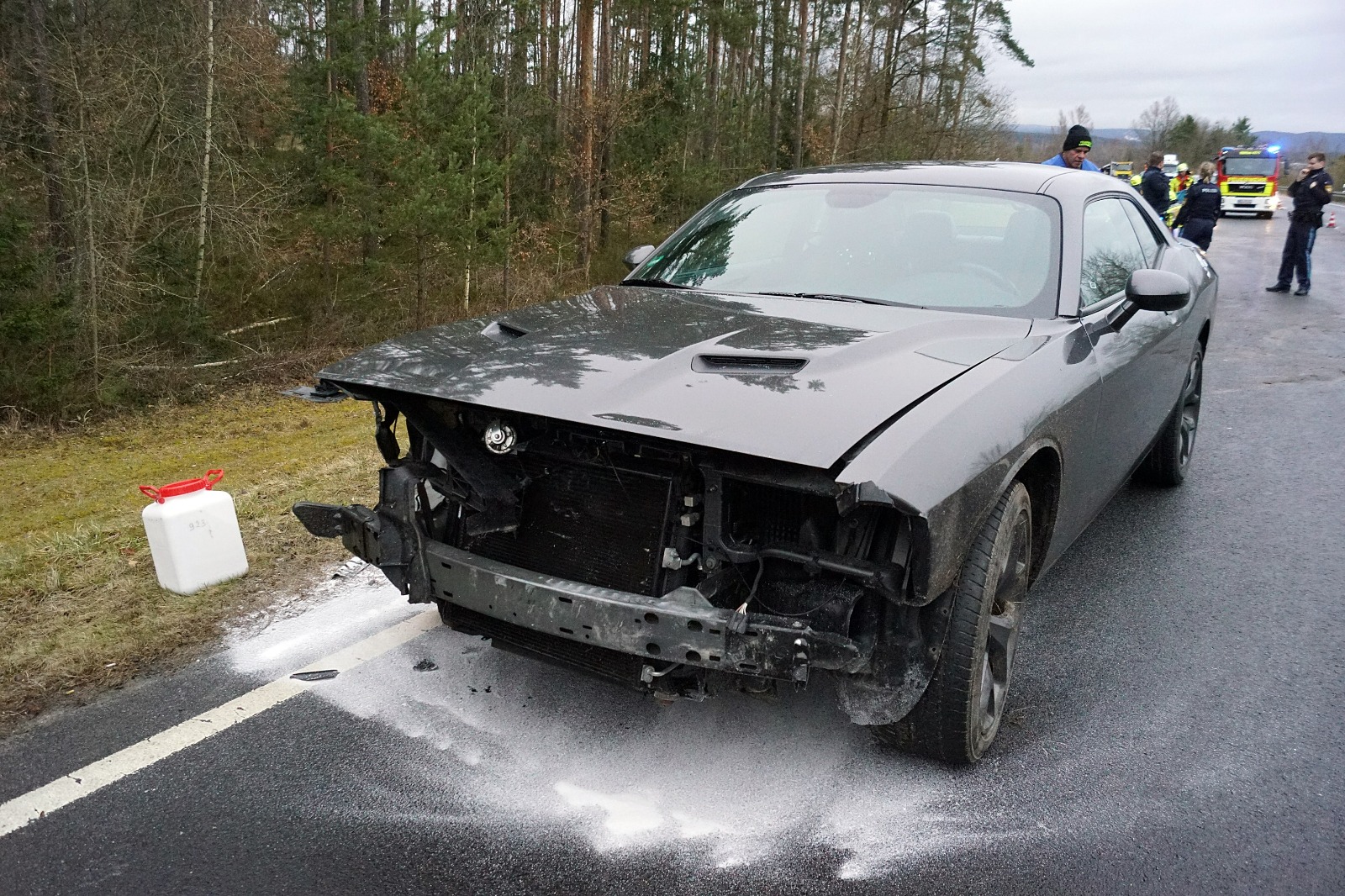 Der Dodge Challenger wurde an der Front schwer beschädigt Foto: Oberpfalz Aktuell