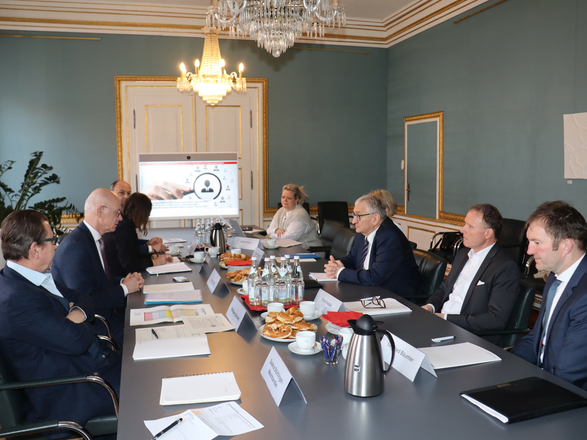 Vertreter der Regierung der Oberpfalz und der Arbeitsagenturen diskutieren über die aktuelle Situation am bayerischen Arbeitsmarkt.
Regierung der Oberpfalz/Stühlinger-Weinhändler