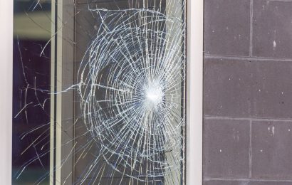 Fenster mittels Axt eingeschlagen