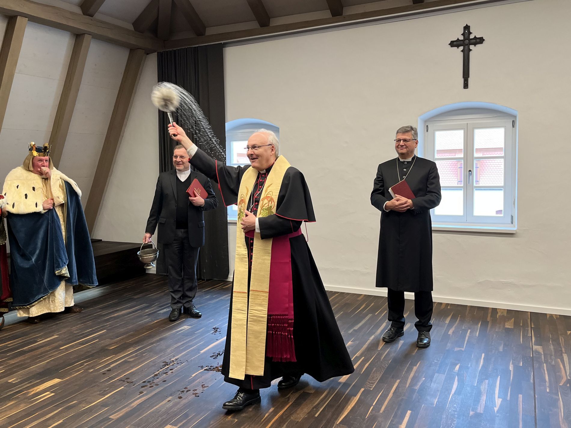 Segnung des Kultur-Schloss Theuern durch Bischof Rudolf Voderholzer und dem evangelischen Dekan Karlhermann Schötz (rechts).