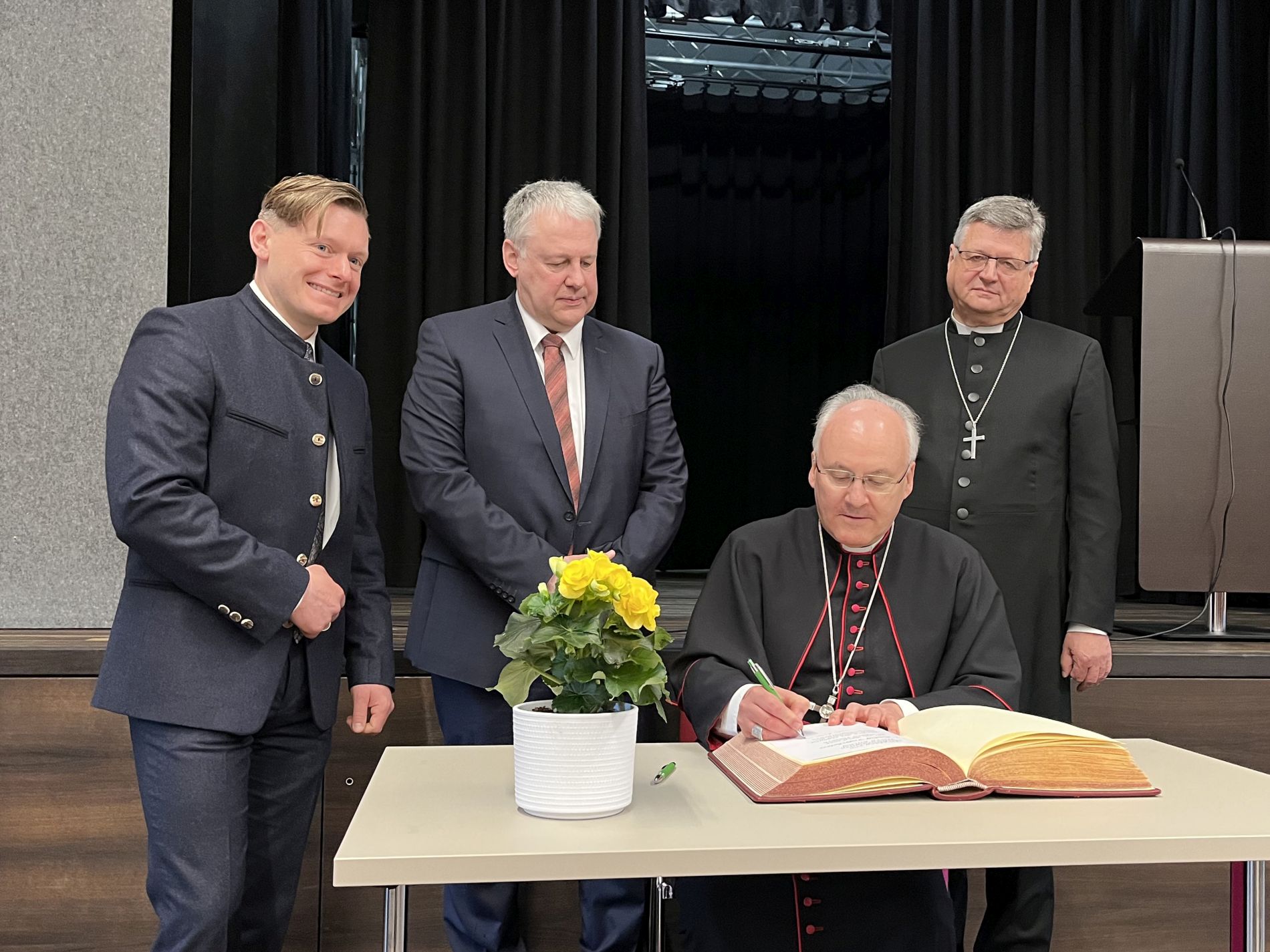Eintrag ins Goldene Buch des Landkreises Amberg-Sulzbach