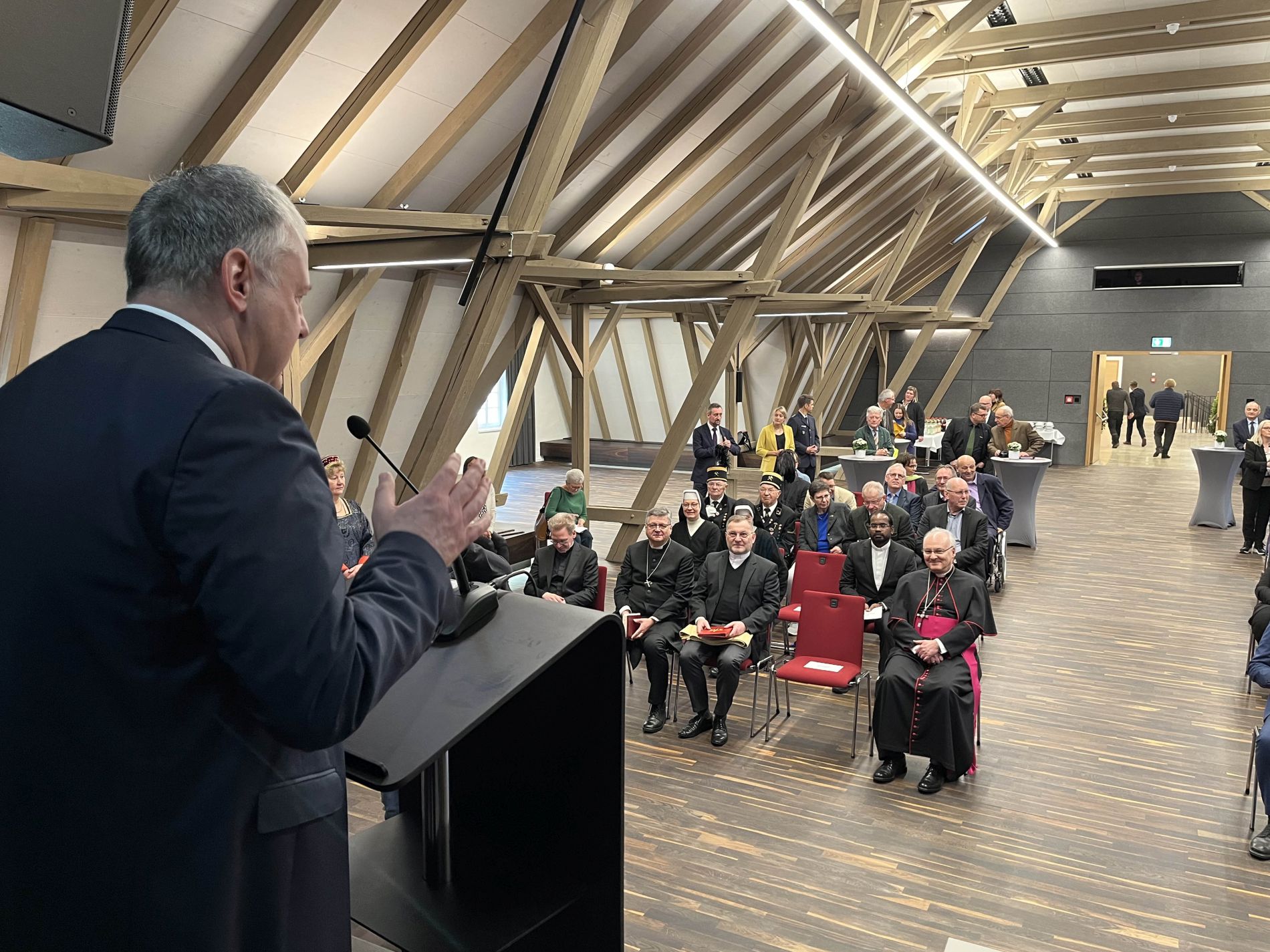 An dem kleinen Empfang im großen Saal des Kultur-Schloss Theuern nahmen neben Kirchenvertretern auch Vertreter von Behörden, Einrichtungen und Schulen teil.