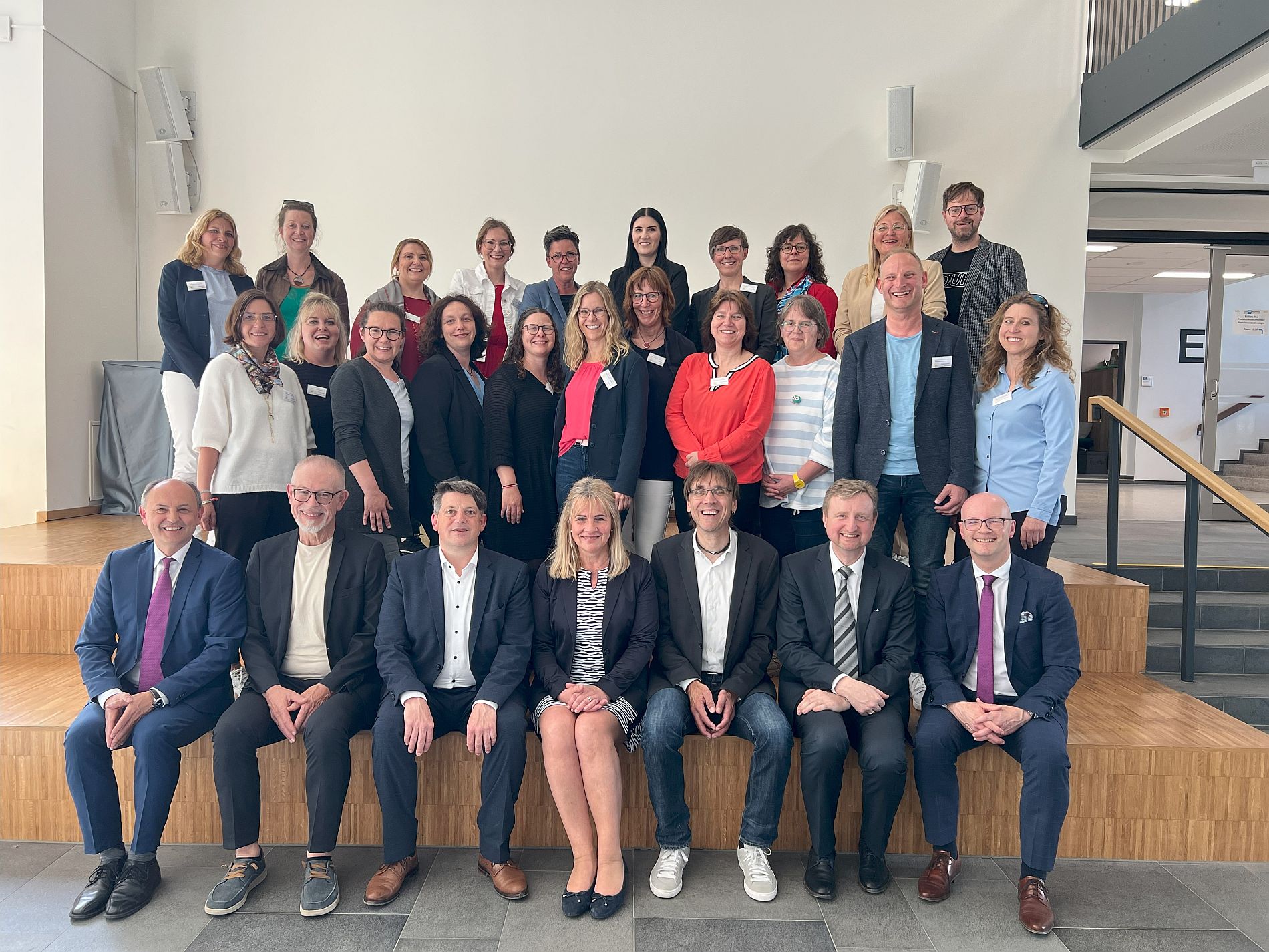 Die neu qualifizierten PE-Lehrkräfte mit Walter Schütz (Leiter Sachgebiet Berufliche Schulen I Regierung der Oberpfalz), Theo Zeitler (Personalleiter Witron Group), Sven Meyer-Huppmann (Staatsministerium für Unterricht und Kultus), Gertraud Gietl (Berufliche Schulen I Regierung der Oberpfalz), BSZ-Schulleiter Thomas Metzler, Dr. Alfons Frey (Staatsministerium für Unterricht und Kultus) und Thomas Unger (Leiter Bereich Schulen Regierung der Oberpfalz, vordere Reihe v.li.) Foto: Regierung der Oberpfalz