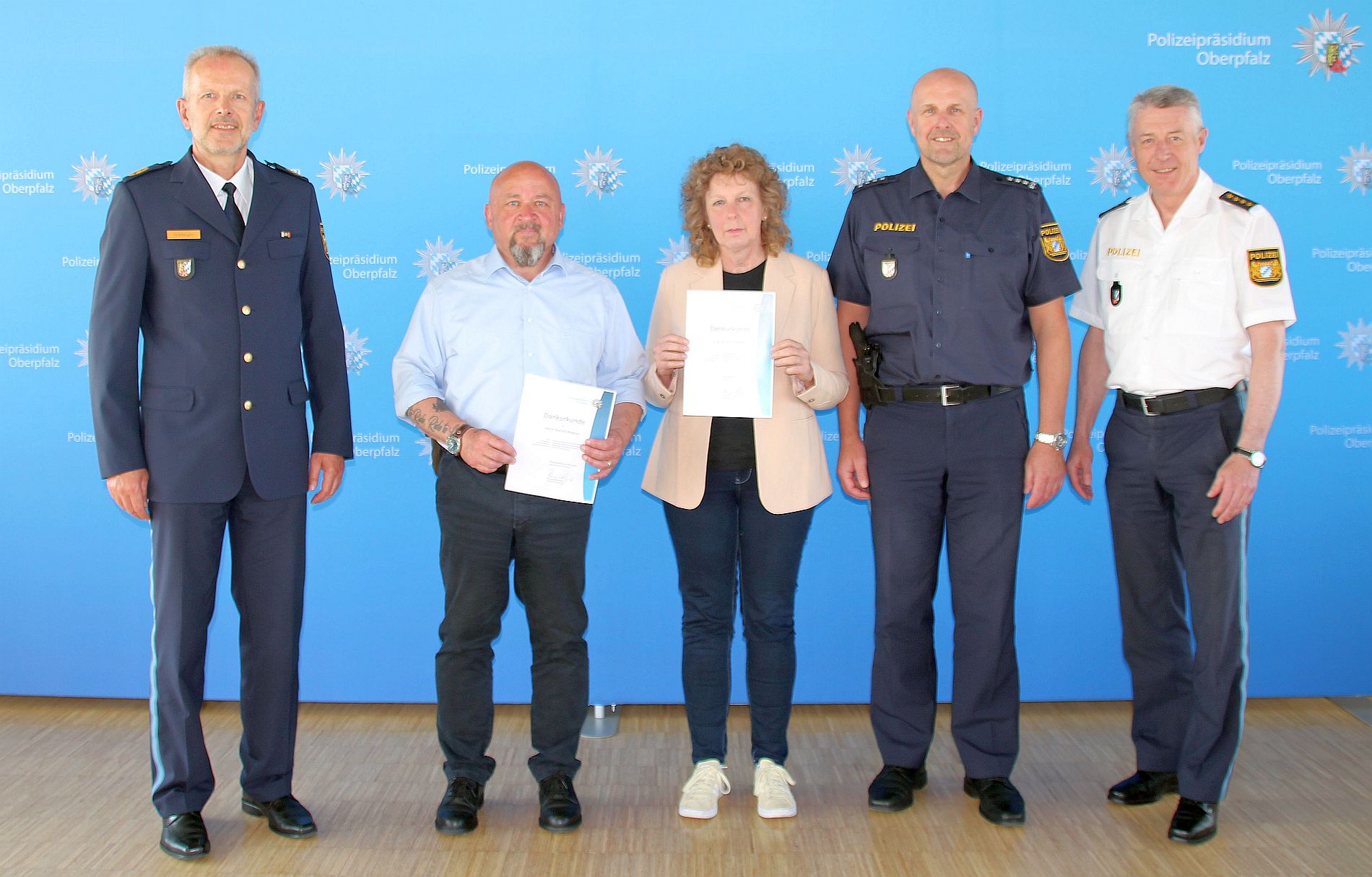 (v.l.n.r. PVP Thomas Schöniger, Harald und Monika Wagner, EPHK Günther Burkhard, LPD Klaus Müller Quelle: PP Oberpfalz