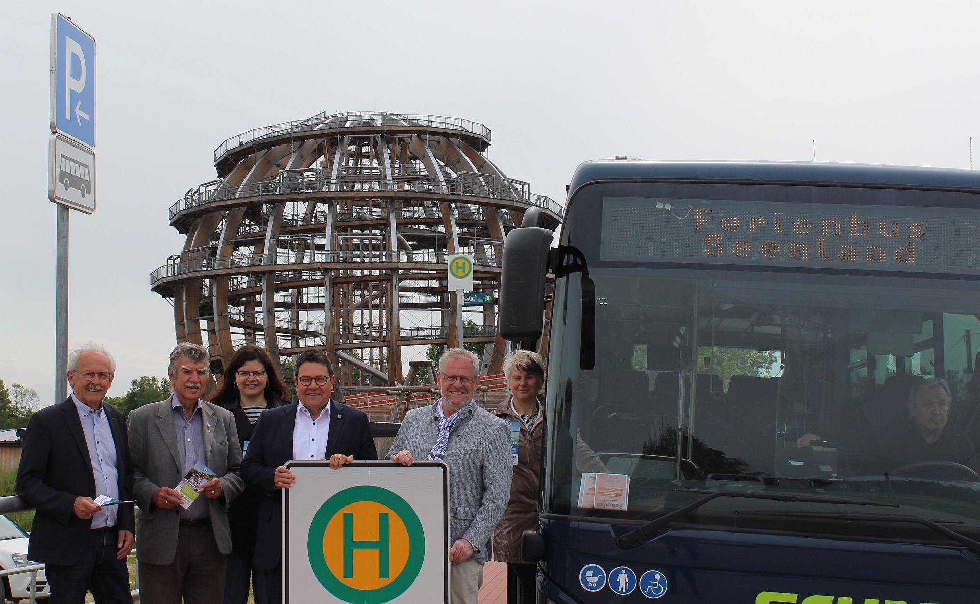 (von links nach rechts): Bürgermeister Harald Bemmerl, stellvertr. Landrat Jakob Scharf, Seenland-Projektmanagerin Elisabeth Stehr, Bürgermeister Thomas Falter, OB Andreas Feller und Tourismusreferentin Alexandra Beier freuen sich über die neue Buslinie von Schwandorf zum Seenland Foto: Dominik Hauser, Landratsamt Schwandorf