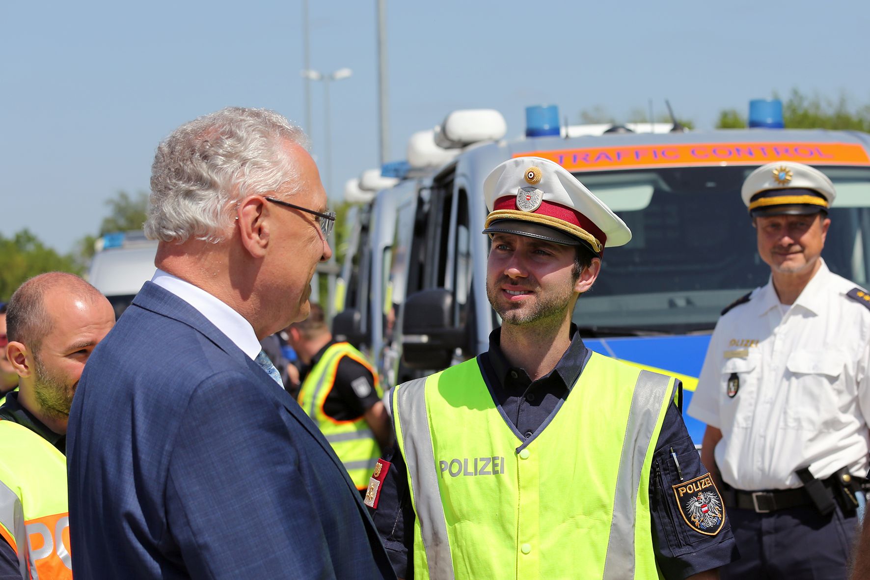 Innenminister Joachim Herrmann stellt gemeinsam mit Schwerverkehrsexperten der Polizei die verstärkten Lkw- und Buskontrollen vor Bildnachweis: Redaktion Bayerns Polizei