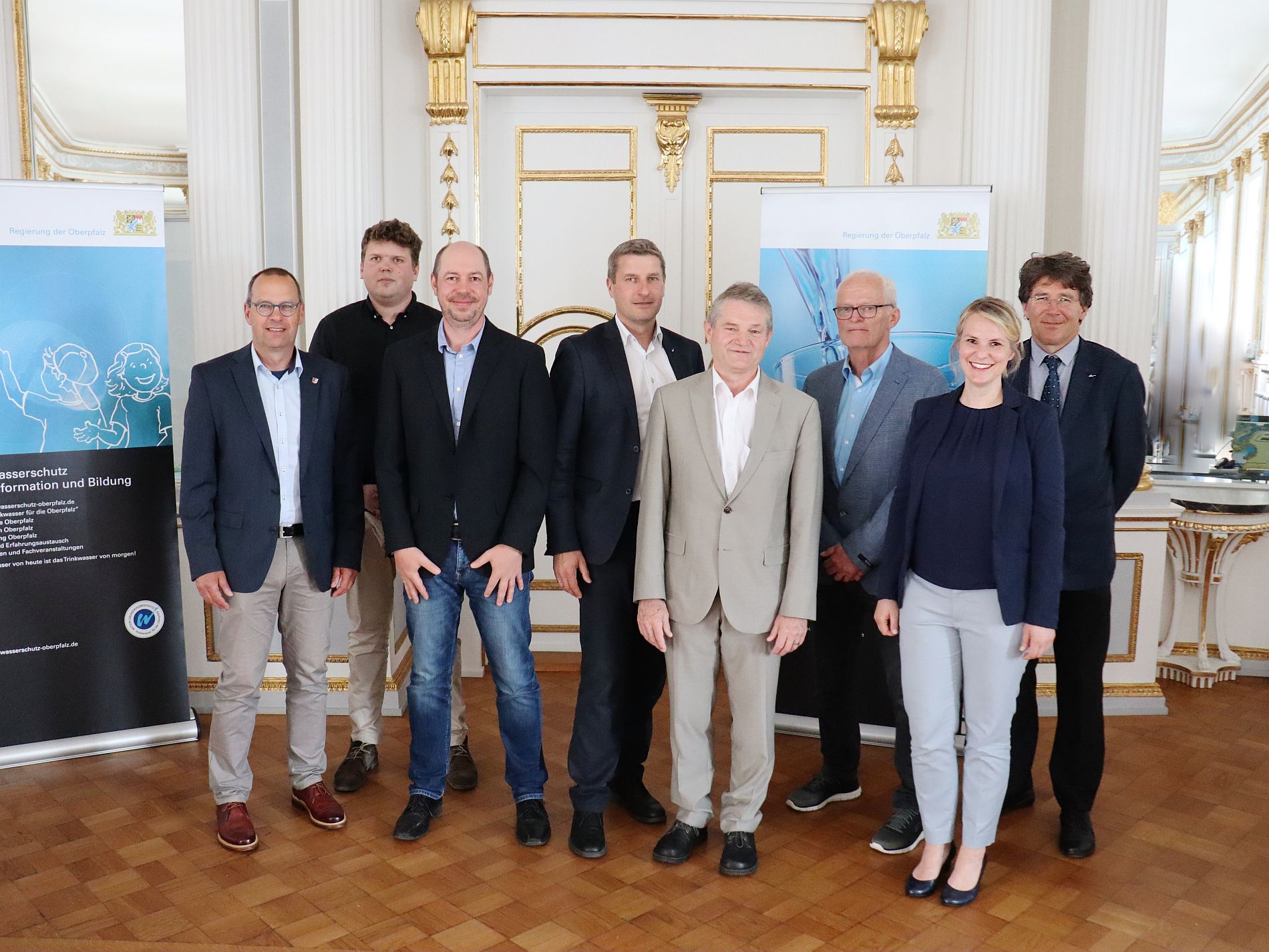 Die Referenten und Organisatoren des 6. Wasserforums an der Regierung der Oberpfalz (vlnr.: Horst Schmid (Bereichsleiter B5, Regierung der Oberpfalz), Julius Kuschel (Öko-Modellregion Stadt.Land.Regensburg), Daniel Maurer (Regierung von Oberfranken), Dr. Tobias Zuber (Bayerisches Landesamt für Umwelt), Franz Herrler (Kooperation „Trinkwasserschutz Oberpfälzer Jura“), Reimund Neumaier (Regierung von Niederbayern), Claudia Muhr und Raimund Schoberer (beide Regierung der Oberpfalz).
Regierung der Oberpfalz/Schmied