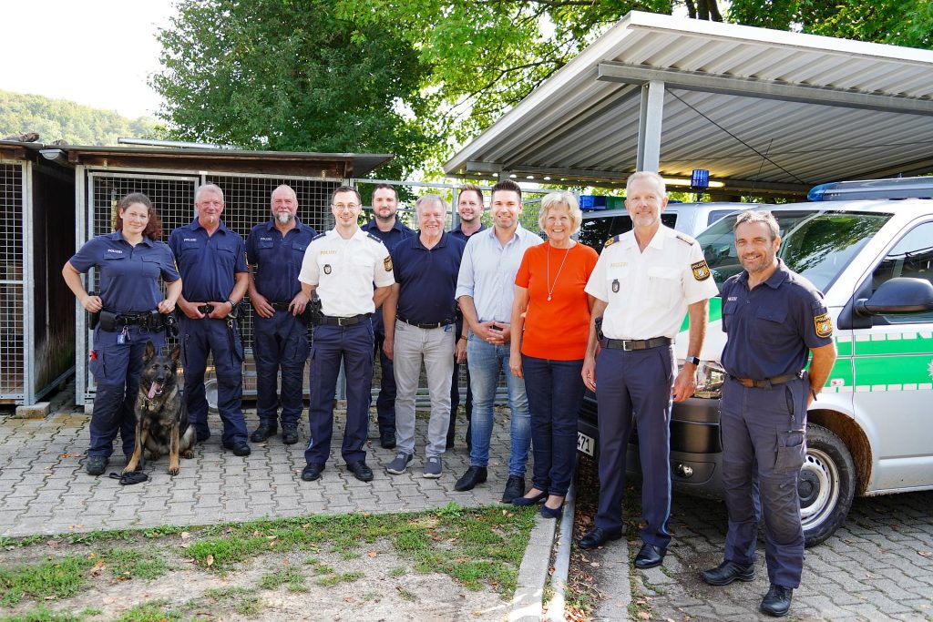 Vordere Reihe v.r.n.l.: PHK Willibald Dirnhofer, PP Thomas Schöniger, 1. Bürgermeisterin Barbara Wilhelm, 2. Bürgermeister Sebastian Hopfensperger, Peter Obermeier und PHK Oliver Hutterer Alle weiteren Personen auf dem Foto sind Diensthundeführerinnen und Diensthundeführer Quelle: PP Opf.