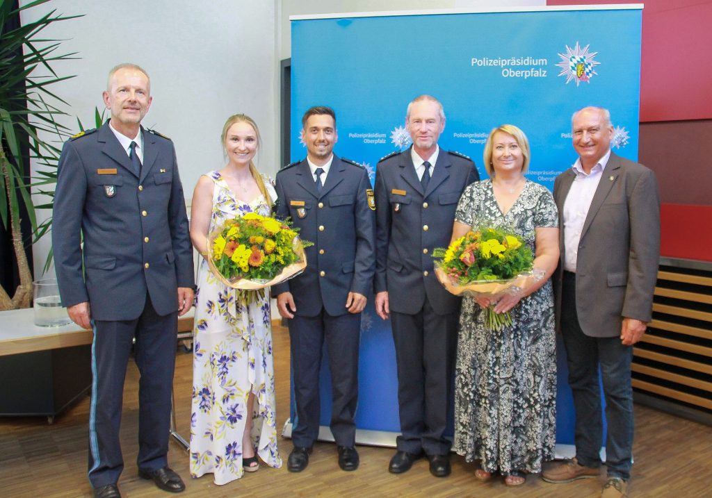 v.l.n.r.: PP Thomas Schöniger, Sarah Blöchl, PHK Lukas Blöchl, EPHK Bernhard Gleißner, Monika Gleißner, Personalratsvorsitzender Franz Eichenseher Bild: Polizeipräsidium Oberpfalz