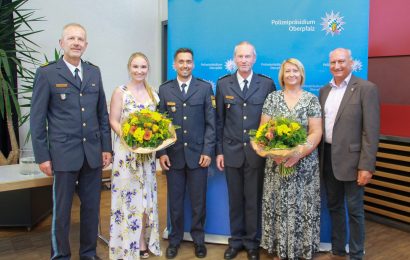 v.l.n.r.: PP Thomas Schöniger, Sarah Blöchl, PHK Lukas Blöchl, EPHK Bernhard Gleißner, Monika Gleißner, Personalratsvorsitzender Franz Eichenseher Bild: Polizeipräsidium Oberpfalz