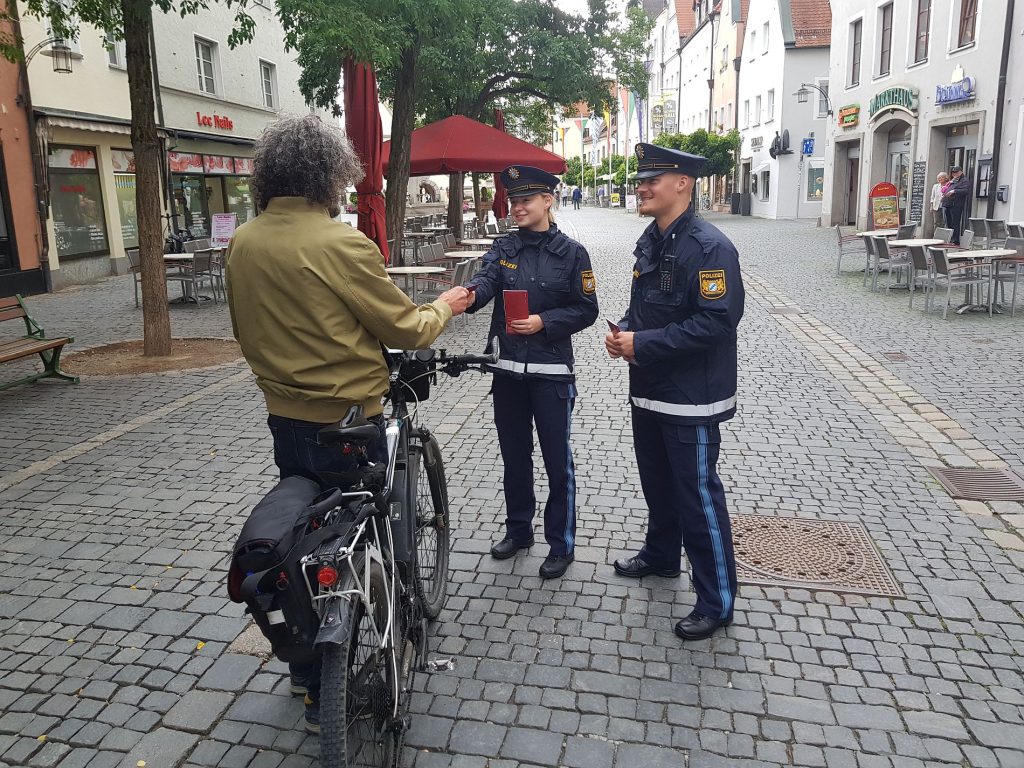 Beamte in Ausbildung des 76. Ausbildungsseminar der VII. Bereitschaftpolizeiabteilung, Außenstelle Nabburg, bei der Beratung und Übergabe eines Informationflyers über die richtige Sicherung von Fahrrädern.  