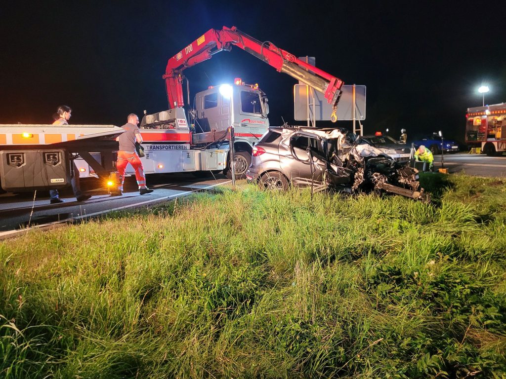 Beide Autos wurden total zerstört Foto: Kreisbrandinspektion Cham