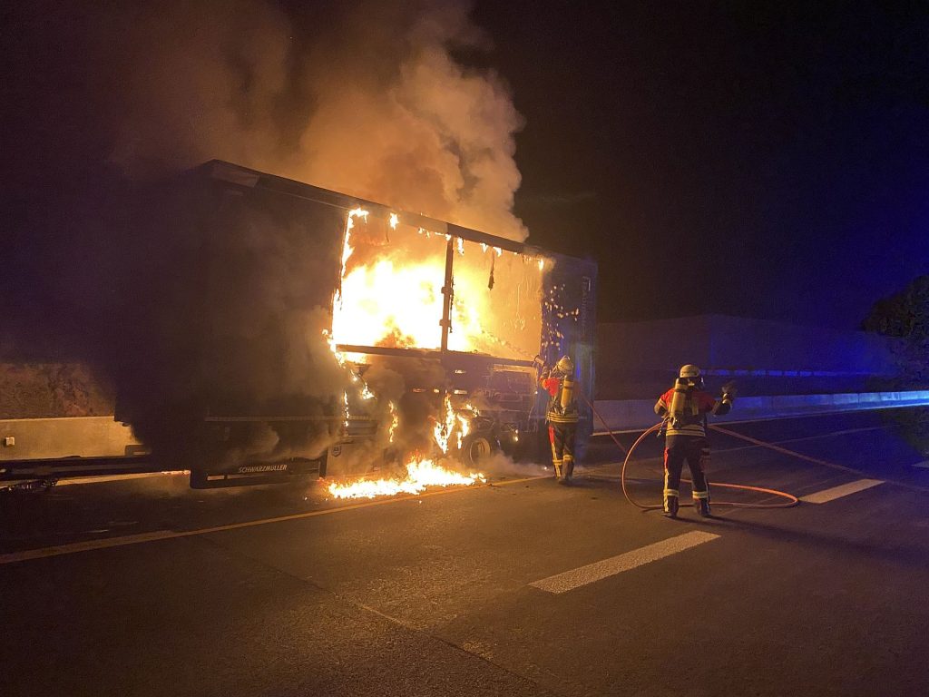 Gleich zweimal brannte es am frühen Montagmorgen in Roding-Mitterdorf Fotos: Kreisbrandinspektion Cham