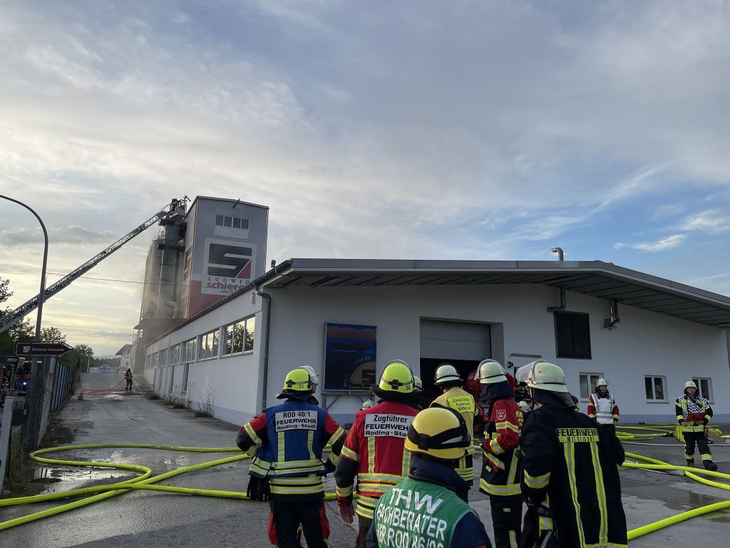 Gleich zweimal brannte es am frühen Montagmorgen in Roding-Mitterdorf Fotos: Kreisbrandinspektion Cham