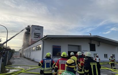 Gleich zweimal brannte es am frühen Montagmorgen in Roding-Mitterdorf Fotos: Kreisbrandinspektion Cham