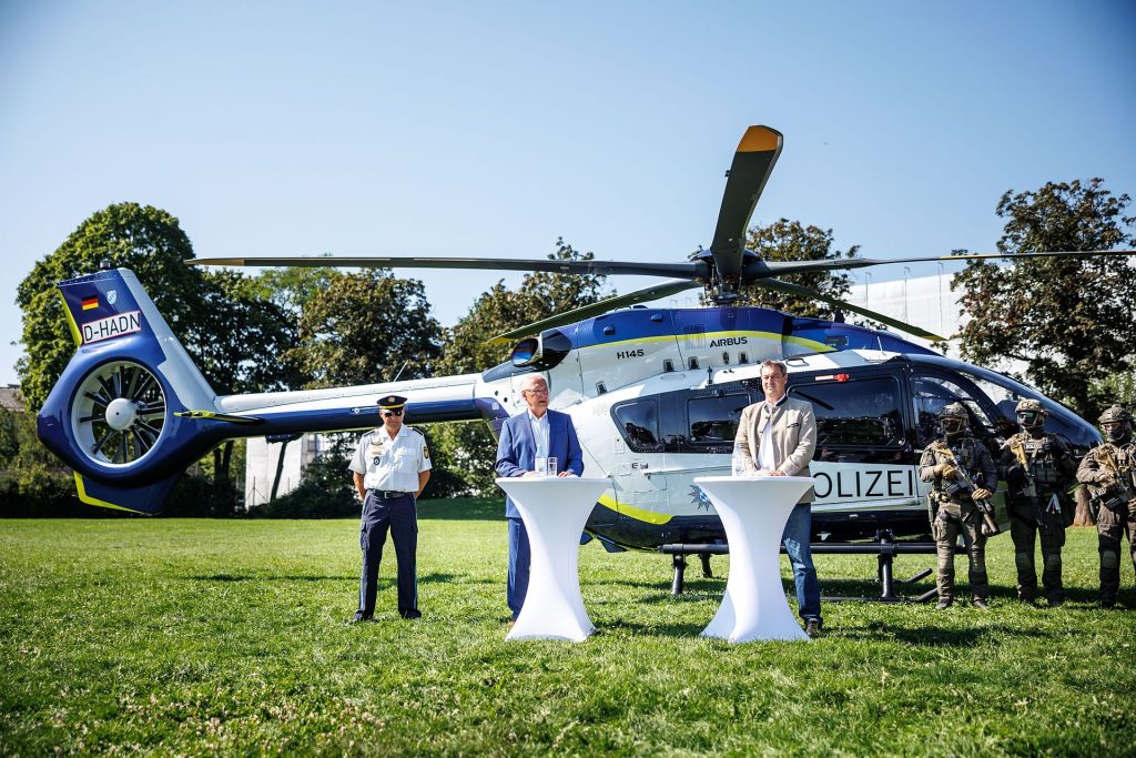 Joachim Herrmann (CSU), Bayerischer Staatsminister des Innern, für Sport und Integration, und Dr. Markus Söder (CSU), Parteivorsitzender und Ministerpräsident von Bayern, stellen den neuen Polizeihubschrauber Airbus H145 vor. nsgesamt acht Helikopter vom Typ Airbus H145 werden die Einsatzmöglichkeiten der Bayerischen Polizeihubschrauberstaffel weiter verbessern. Foto: Matthias Balk/Bayerisches Staatsministerium des Innern, für Sport und Integration