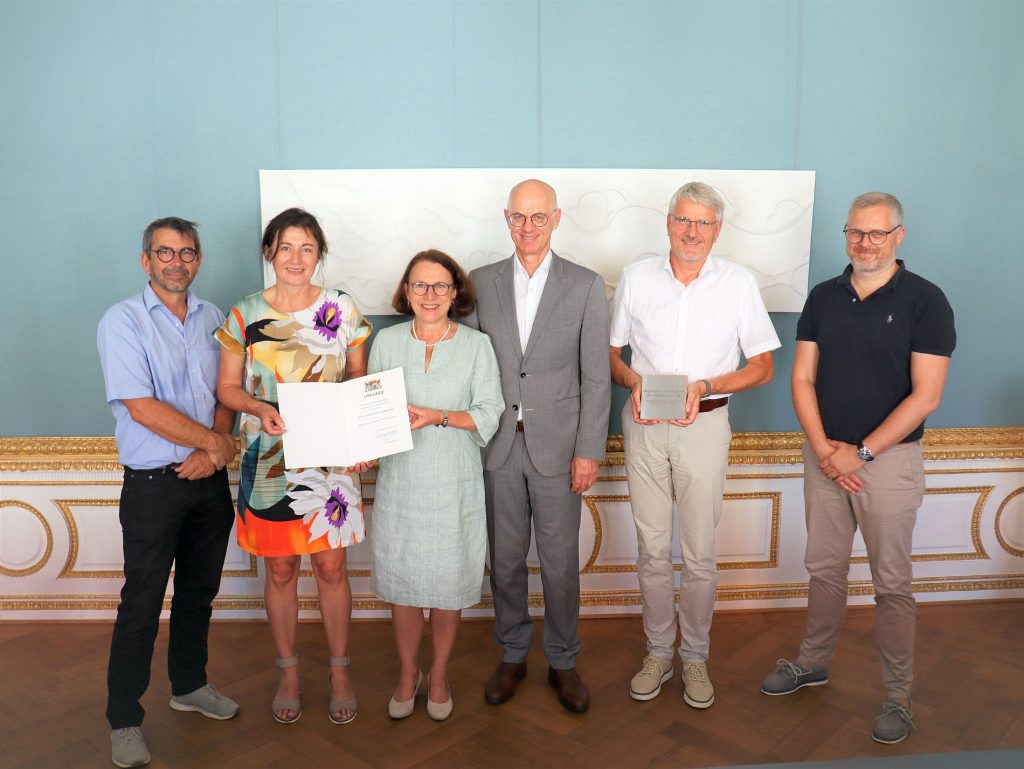 v. li. Oliver Geerkens, Abteilungsleiter Hochbau der Stadt Regensburg, Monika Deschl, Stadt Regensburg, Projekt- und Bauleiterin des Kinderhauses Guerickestraße, Oberbürgermeisterin Gertrud Maltz-Schwarzfischer, Regierungspräsident Walter Jonas, Michael Hermann, Amtsleiter Amt für Hochbau der Stadt Regensburg, Peter Krauße, Regierung der Oberpfalz
Regierung der Oberpfalz/Manfred Schmied