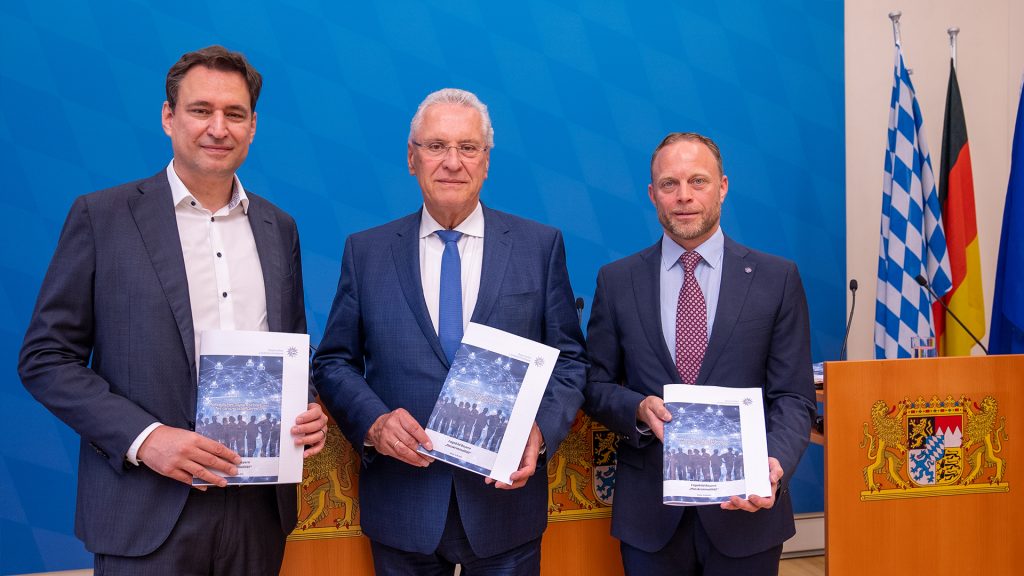 Innenminister Joachim Herrmann und Justizminister Georg Eisenreich stellen ein bayernweites Lagebild zur Hasskriminalität 2022 vor. Darin finden sich die wichtigsten Kriminalitätsfelder und gezielte Präventionsmaßnahmen Bildnachweis: Bayerisches Innenministerium