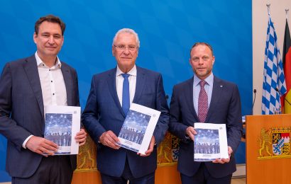 Innenminister Joachim Herrmann und Justizminister Georg Eisenreich stellen ein bayernweites Lagebild zur Hasskriminalität 2022 vor. Darin finden sich die wichtigsten Kriminalitätsfelder und gezielte Präventionsmaßnahmen Bildnachweis: Bayerisches Innenministerium