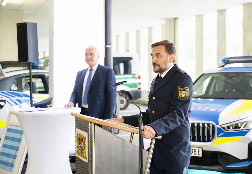 Herrmann startet Pilotprojekt mit 20 voll ausgestatteten elektrischen Einsatzfahrzeugen der Bayerischen Polizei
