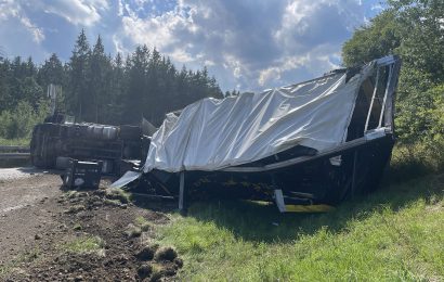 Lkw mit Anhänger kippt auf der A6 um