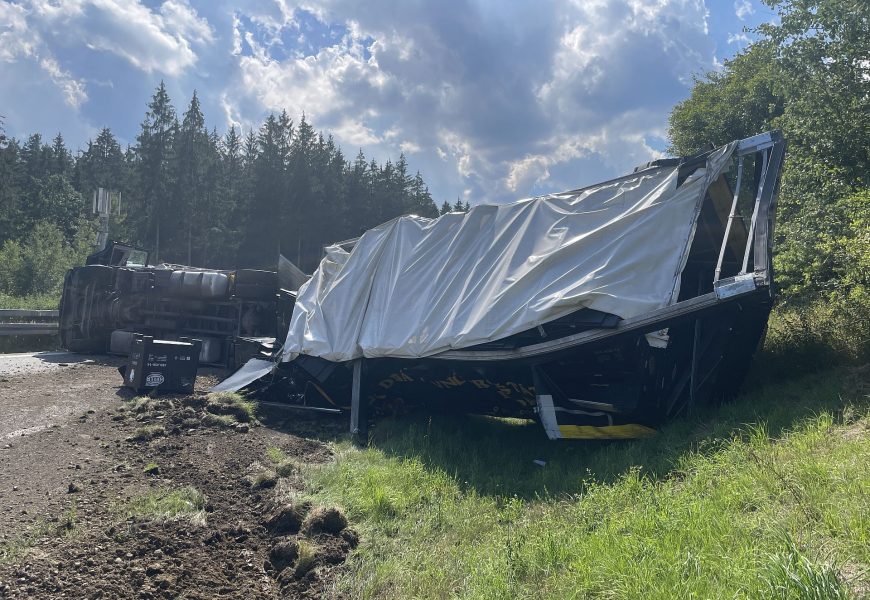 Lkw mit Anhänger kippt auf der A6 um