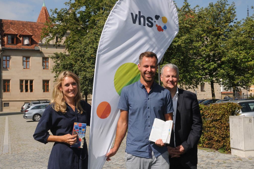 Landrat Richard Reisinger (rechts) und vhs-Chefin Claudia Mai stellten den neuen Berufsberater der Arbeitsagentur an der vhs, Florian Herrmann (Mitte) vor Foto: Joachim Gebhardt