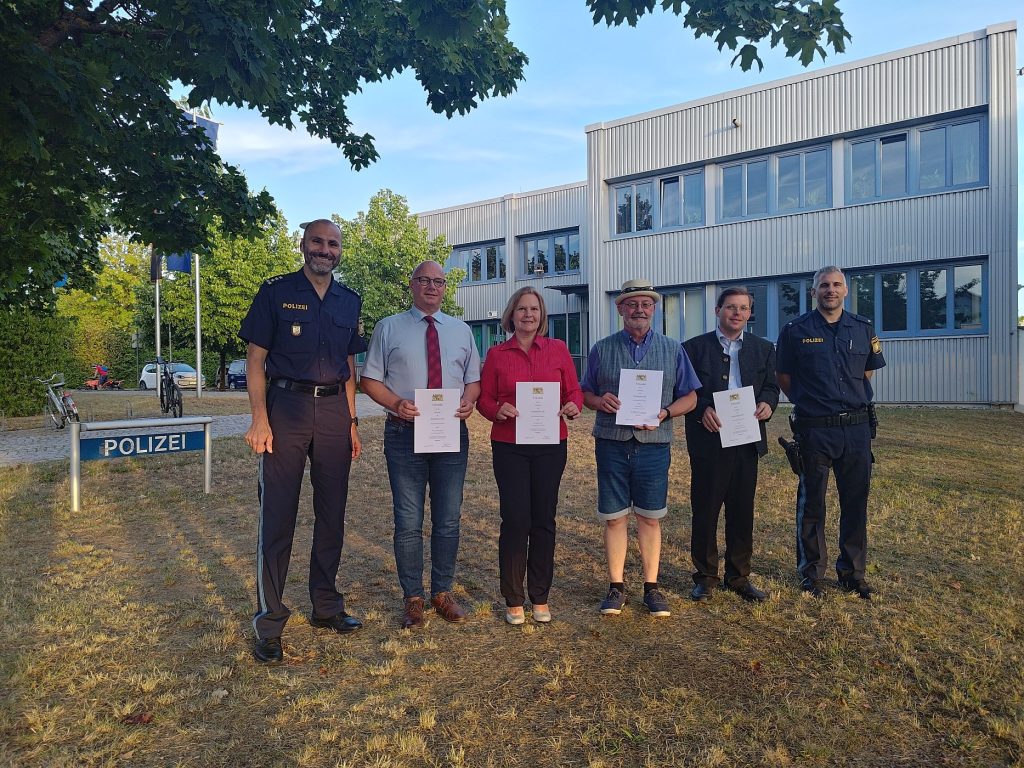 v.l.n.r. Dienststellenleiter Ludwig Hastreiter mit Herrn Simbeck, Frau Riedel, Herrn Knoll, Herrn Lehner und PK Markus Islinger