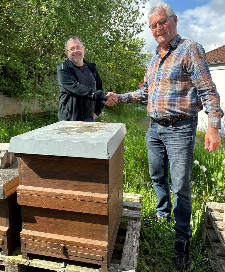 Ein Bienenvolk wird über den Bienenzuchtverein Sulzbach-Rosenberg, Helmut Heuberger (rechts) an Jürgen Weiß abgegeben. Auch für Menschen mit Behinderung ist Bienenzucht machbar. Über die reichliche Vermehrung und Honigausbeute der Stadtwerke Amberg-Bienen, der „SWAMBI`s“ freut sich Michael Bieda vom Stadtwerke Amberg-Imkerteam Bildnachweis: Karoline Gajeck-Scheuck