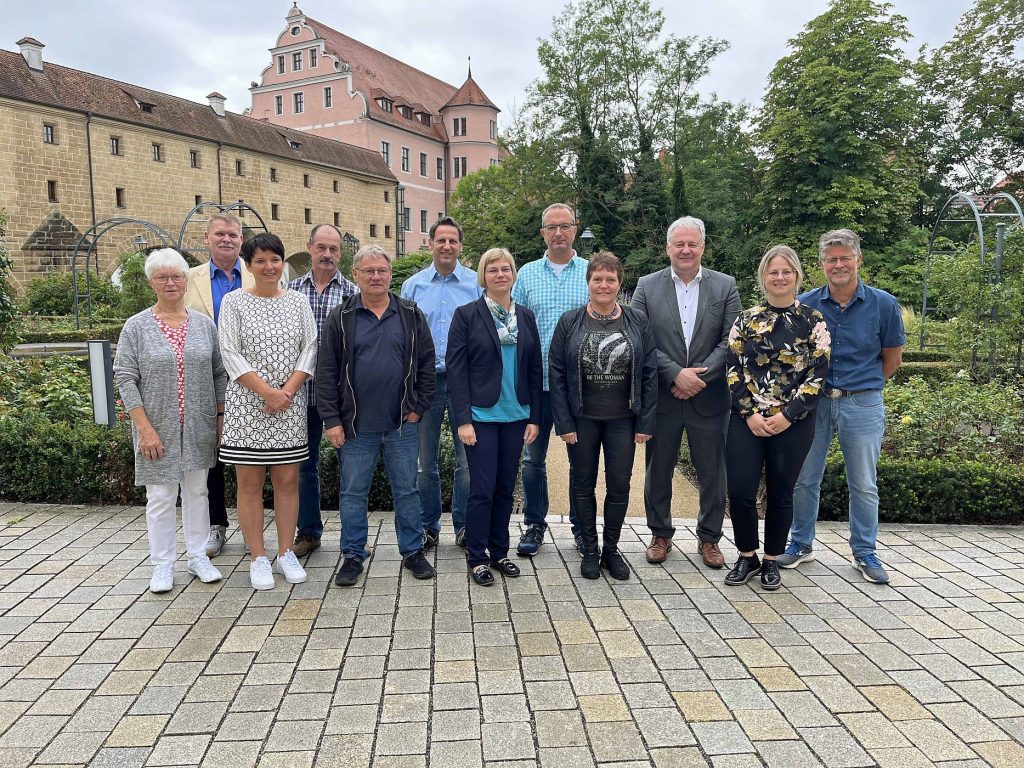 Gemeinsam sind sie seit 240 Jahren im öffentlichen Dienst beschäftigt. Für ihr Dienstjubiläum wurden die Mitarbeiter des Landratsamtes nun von Landrat Richard Reisinger (3.v.re.) geehrt. 
v.li.: Margarete Schuster, Lothar Demleitner, Silvia Gebhard, Alfons Beer, Hubert Saradeth, Matthias Birner, Petra Obermeier, Jürgen Schröther, Helga Schertl, Landrat Richard Reisinger, Sophie Aures (Personalamt) Personalratsvorsitzender Erich Findl.