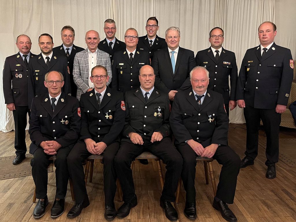 Für jeweils 40 Jahre bei der Feuerwehr bekamen die Feuerwehrmänner aus Freihung von Landrat Richard Reisinger (stehend, 3.v.re.) das staatliche Ehrenzeichen in Gold ausgehändigt Foto: Christine Hollederer