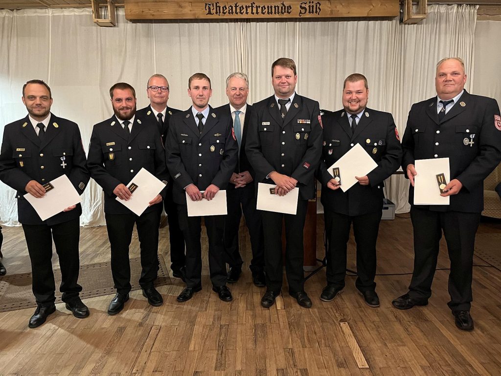 Landrat Richard Reisinger (5.v.li.) händigte die rheinland-pfälzische Fluthilfemedaille an die sechs Feuerwehrmänner aus dem Landkreis aus. v.li.: KBI Michael Iberer, KBM Philipp Gebert, KBR Christof Strobl, Marco Schuminetz, Landrat Richard Reisinger, Christian Klier, Tobias Hofmann, Gerhard Franz Foto: Christine Hollederer