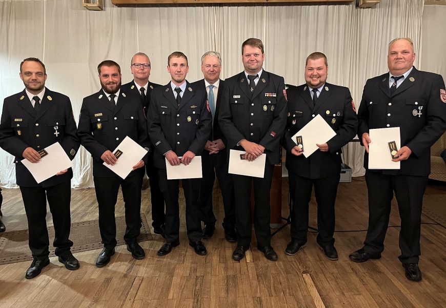 Fluthilfemedaille für Feuerwehrmänner aus dem Landkreis