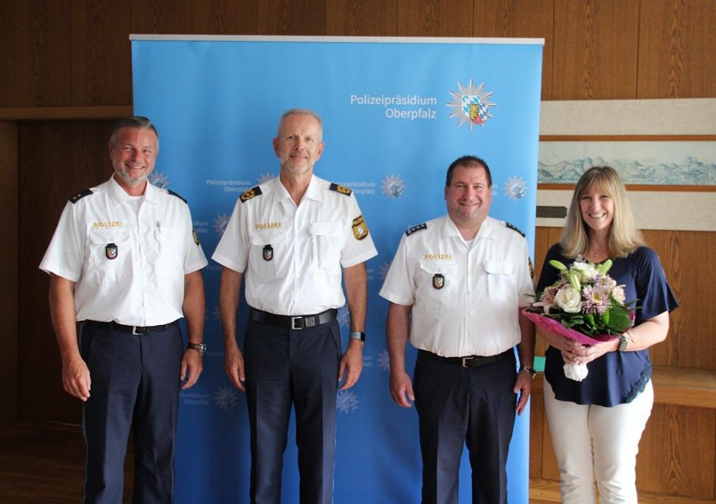 v.l.n.r.: POR Kiener, PP Schöniger, EPHK Heldwein, Frau Heldwein Foto: Polizeipräsidium Oberpfalz