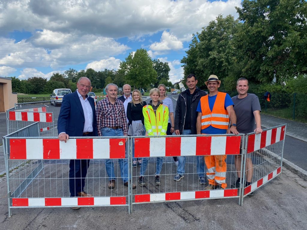 Die Beteiligten an der gelungenen Maßnahme (v.l.n.r.): Bürgermeister Roland Strehl, Rainer Rubenbauer (UTA), Thomas Troidl (RBO), Judith Jonscher (ZNAS), Lena Haberkorn (UTA), Kathrin Schießlbauer (RBO), Matthias Göttler (Pichl), Günther Birner (Pichl) und Stefan Schiedermeier vom Bauamt der Gemeinde. Foto: Anja Jäger 